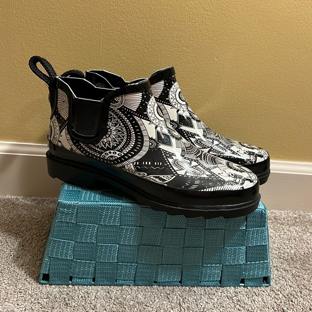 Sakroots brand Chelsea rain boots, never worn, size 10